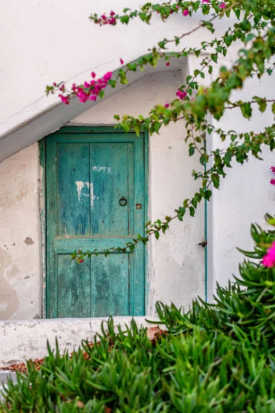Typowy Styl Cyklady Kolorowych Kwiatów Mieście Parikia Wyspie Paros Grecja — Zdjęcie stockowe