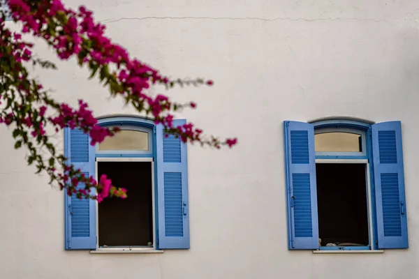 Typowy Styl Cyklady Kolorowych Kwiatów Mieście Parikia Wyspie Paros Grecja — Zdjęcie stockowe
