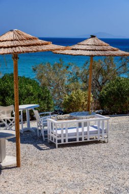 Güzel manzara bir adada Paros, Yunanistan sahilde rahatlatıcı