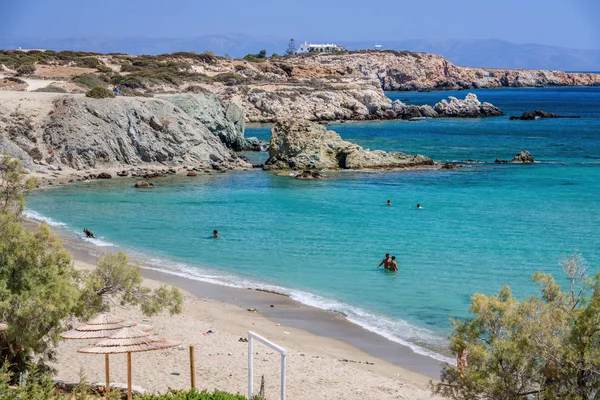 01.09.2018 Menschen entspannen sich am Strand von Paros, Griechenland — Stockfoto