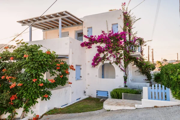 El estilo típico de las cicladas con flores de colores en la isla de Paros, Grecia — Foto de Stock