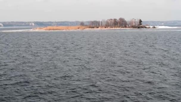 Premiers jours du printemps sur la mer de Kiev près de Vyshgorod, Ukraine 