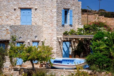 Geleneksel cyclades tarzı ev ile zeytin ağaçları ve tekne Paros Island, Yunanistan