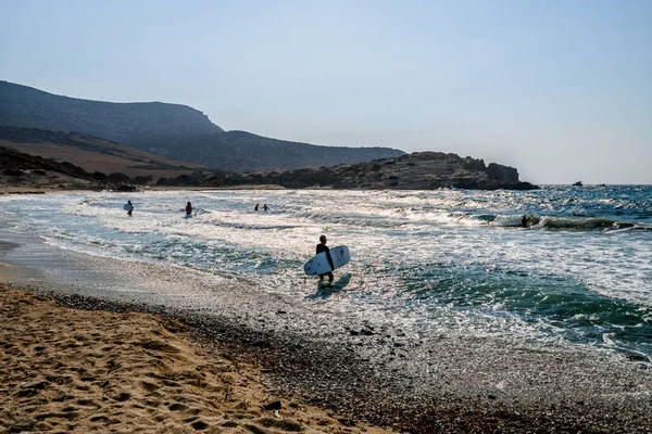 Gün batımında sörf. Cyclades, Antiparos, Yunanistan