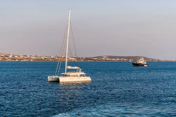 29.08.2018 - Barco en la isla de Antiparos, Grecia . — Foto de Stock
