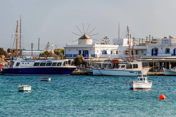 29.08.2018 - Barco en la isla de Antiparos, Grecia . —  Fotos de Stock
