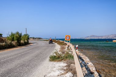 29.08.2018-Cyclades, Yunanistan Antiparos adasında yol