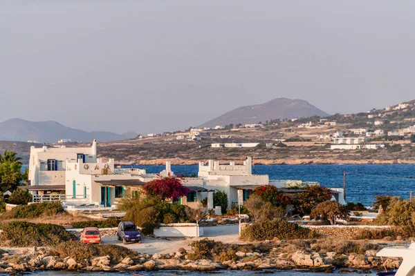 29.08.2018 - La vista sobre la construcción de cicladas y la isla de Paros en la isla de Antiparos en Cícladas, Grecia —  Fotos de Stock