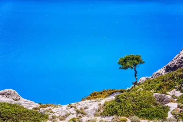 Praias de Kolymbia com a costa rochosa e mar brilhante na ilha de Rhodes, Grécia . — Fotografia de Stock