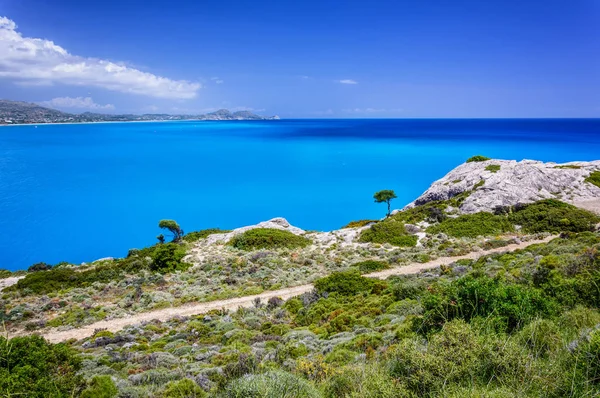 Spiagge di Kolymbia con la costa rocciosa e il mare luminoso nell'isola di Rodi, Grecia . — Foto Stock