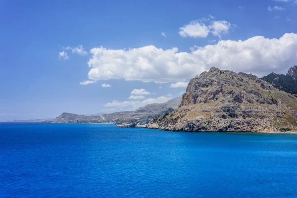 Kolymbia Strände mit der felsigen Küste und dem hellen Meer in Rhodos Insel, Griechenland. — Stockfoto
