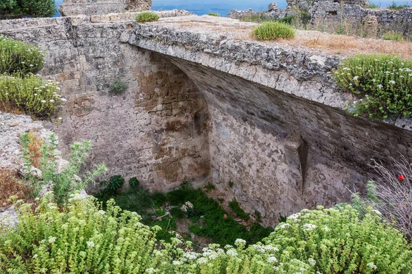 Gyönyörű kilátás nyílik a természetre az egyik romos vár. Rhodes-sziget, Görögország — Stock Fotó