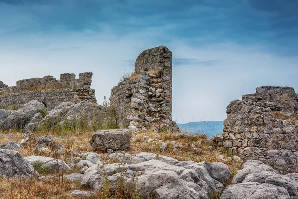 Όμορφη θέα στη φύση από ένα ερειπωμένο κάστρο. Ρόδος, Ελλάδα — Φωτογραφία Αρχείου