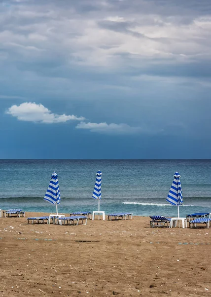 Chaises longues et parasols sur la plage avant la tempête. île de Rhodes, Grèce — Photo