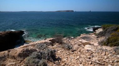 Dalgalar, kayalar ve kiklad paros adasında görünümü, Yunanistan