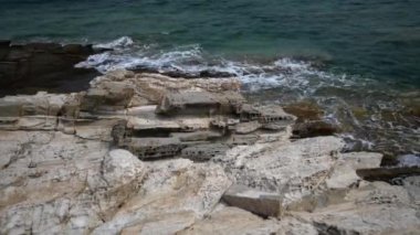 Dalgalar, kayalar ve kiklad paros adasında görünümü, Yunanistan