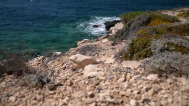 Dalgalar, kayalar ve kiklad paros adasında görünümü, Yunanistan
