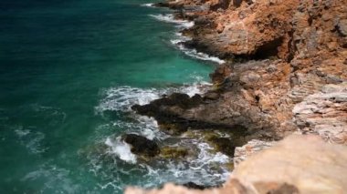 Dalgalar, kayalar ve kiklad paros adasında görünümü, Yunanistan