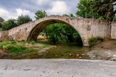 Preveli plaj, Girit adası, Yunanistan yolunda Rethymno yakınlarındaki dağda yağmurlu bir gün