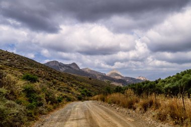 Preveli plaj, Girit adası, Yunanistan yolunda Rethymno yakınlarındaki dağda yağmurlu bir gün