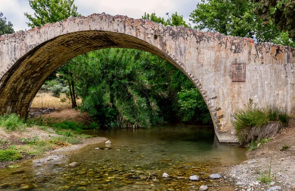 Preveli plaj, Girit adası, Yunanistan yolunda Rethymno yakınlarındaki dağda yağmurlu bir gün