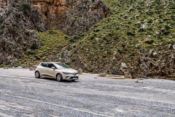 28.05.2018 – Renault Clio v deštivém dni nedaleko Rethymna na silnici na pláž Preveli, ostrov Kréta, Řecko — Stock fotografie
