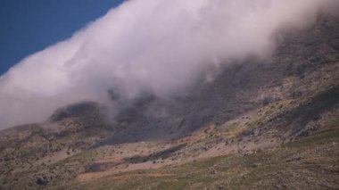 Büyük bulut Rethymno bölge yakınındaki Cretan dağlarda. Yunanistan, Girit Adası.