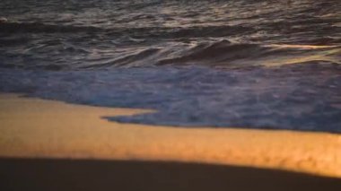 Girit Yunanistan güneşdenize düşen dalgalar ile gün batımı manzarası sahil denizi