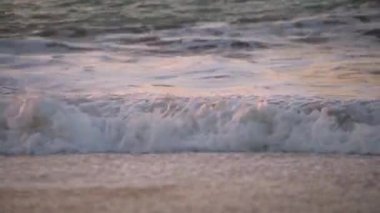 Girit Yunanistan güneşdenize düşen dalgalar ile gün batımı manzarası sahil denizi