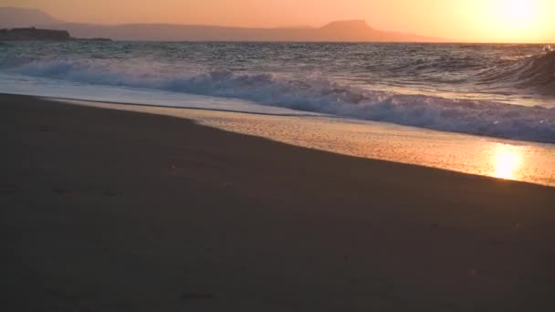 Vista Mar Atardecer Mar Con Olas Creta Grecia Sol Cayendo — Vídeos de Stock