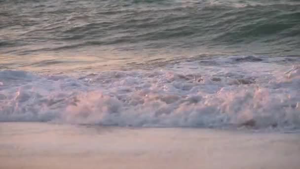 크레타 그리스의 태양에 파도가 바다로 떨어지는 — 비디오