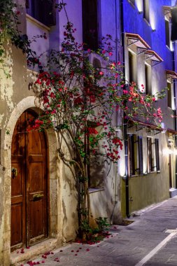 Geceleri Rethymno şehrinin sokakları. Girit adası, Yunanistan