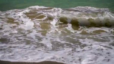 Girit adasında Rethymno bölgesi yakınlarında güneşli bir günde Fırtınalı Akdeniz, Yunanistan