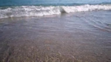 Girit adasında Rethymno bölgesi yakınlarında Akdeniz'in sakin kristal berraklığında su, Yunanistan