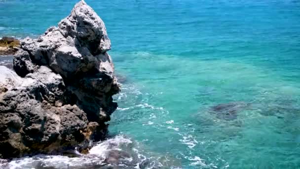 Enormes Rocas Mar Mediterráneo Tranquilo Turquesa Cerca Región Rethymno Isla — Vídeo de stock
