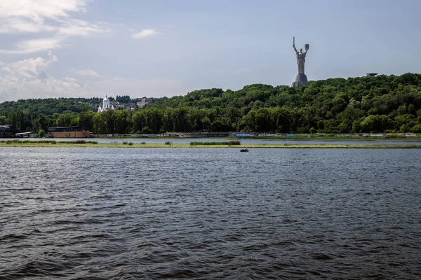 Caminar a través del río Dnipro en la ciudad de Kiev, Ucrania. Paisajes y vistas desde el barco —  Fotos de Stock