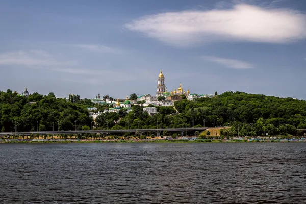 Walking trodde Dnipro River i Kiev City, Ukraina. Landskap och utsikt från båten — Stockfoto