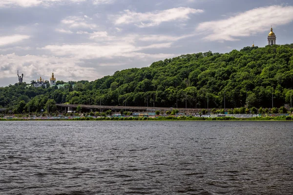 Walking trodde Dnipro River i Kiev City, Ukraina. Landskap och utsikt från båten — Stockfoto