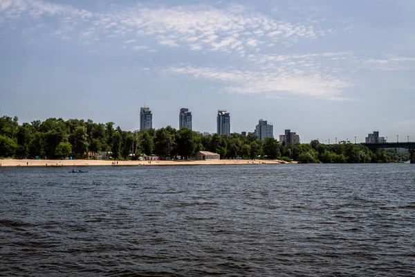 Walking trodde Dnipro River i Kiev City, Ukraina. Landskap och utsikt från båten — Stockfoto