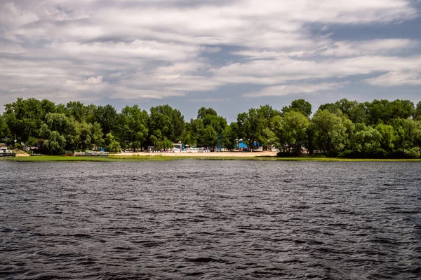 Walking trodde Dnipro River i Kiev City, Ukraina. Landskap och utsikt från båten — Stockfoto