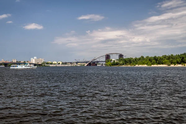 Walking trodde Dnipro River i Kiev City, Ukraina. Landskap och utsikt från båten — Stockfoto
