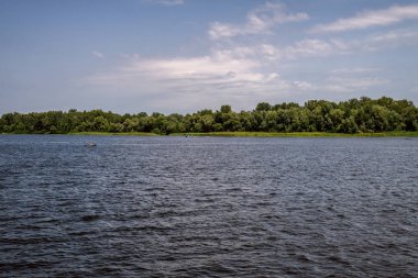 Kiev şehir, Ukrayna'da Dnipro nehri ile yürüyüş. Tekneden manzaralar ve manzaralar