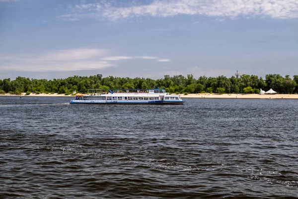 17.06.2019-kryssningsbåtar på Dnipro floden, Kiev, Ukraina — Stockfoto