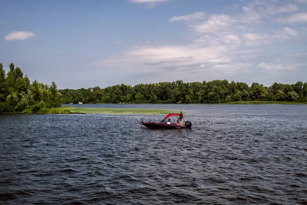 17.06.2019-människor på båten på Dnipro River, Kiev City, Ukraina — Stockfoto
