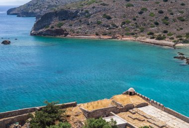 Yunanistan'ın Girit adasının Elounda körfezinde Spinalonga ada mimarisi
