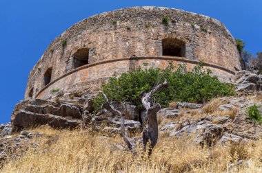 Yunanistan'ın Girit adasının Elounda körfezinde Spinalonga ada mimarisi