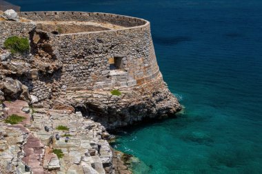 Yunanistan'ın Girit adasının Elounda körfezinde Spinalonga ada mimarisi