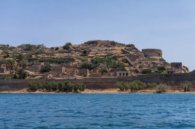 Yunanistan'ın Girit adasının Elounda körfezinde Spinalonga ada mimarisi
