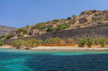 Yunanistan'ın Girit adasının Elounda körfezinde Spinalonga ada mimarisi
