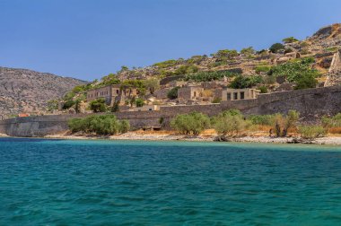 Yunanistan'ın Girit adasının Elounda körfezinde Spinalonga ada mimarisi